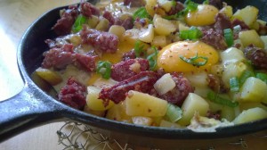 Makkaraa ja perunaa, peruseväillä jaksoi touhuta.